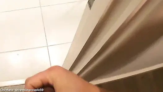 Sie schleicht sich im badezimmer an, während sie duscht, wird sie in der dusche gefickt, duschsex, badezimmer-sex
