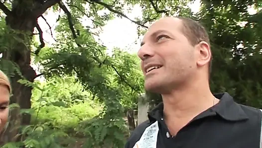 Pirang manis disetubuhi dan pantatnya disetubuhi oleh kontol keras yang muncrat di pantatnya