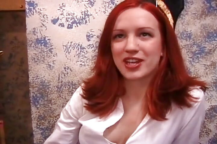 Грудаста руда отримує ляпаса по її пизді