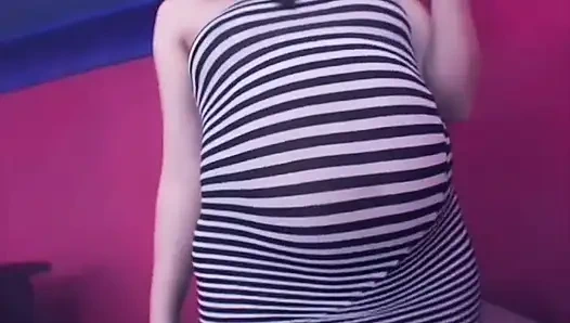 Hübsche schwangere stangentänzerin wird gefickt, bis alles im retro knallt