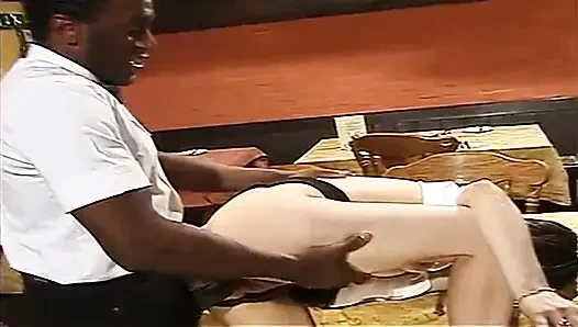 Büyük Omar'ın İngiliz maceraları: sert yaraklı kafe (2003)