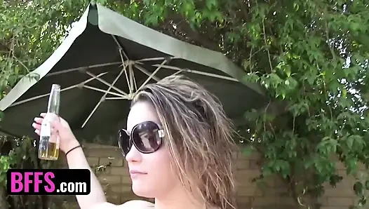 Bffs - keisha grey dan pacar nakalnya dengan bikini liar di musim panas di tepi kolam renang