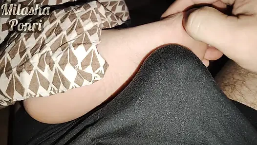 Die füße der stiefschwester bekommen eine leichte massage, während sie einen film guckt