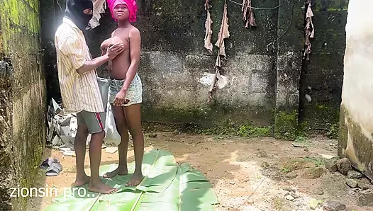 Aku sangat terangsang sehingga saya mengatur kencan bercinta halaman belakang dengan putri tiri bapak kos di halaman belakang kami. Ternyata begitu Lancar.