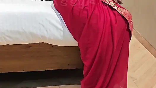 Şımarık riya saare yakın çekim göğüs dekoltesi