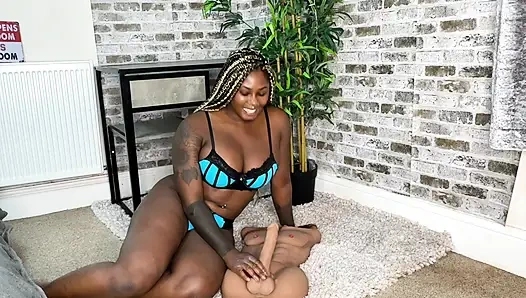 У меня есть новая игрушка чернокожая богиня Xeinna Rose испытывает его соло