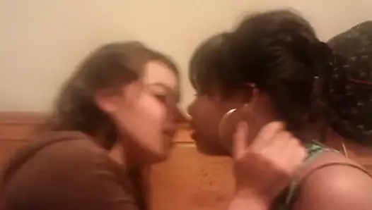 Chicas besándose en una cama