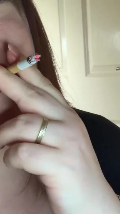 لحظة مذهلة من "السيدة تينا تدخن سيجارة مع استنشاق المفاجئ - Fetish"