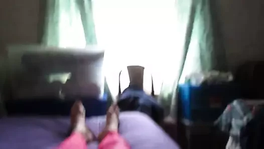 Yeni pembe parlak tozluk ve mor saten külotum.
