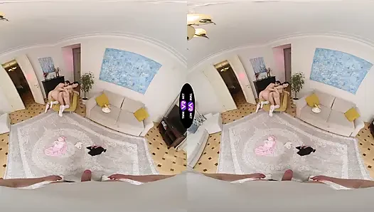 Возбужденные шлюшки Roxy и Amelia благодаря ему двойной минет - TeenMegaWorld