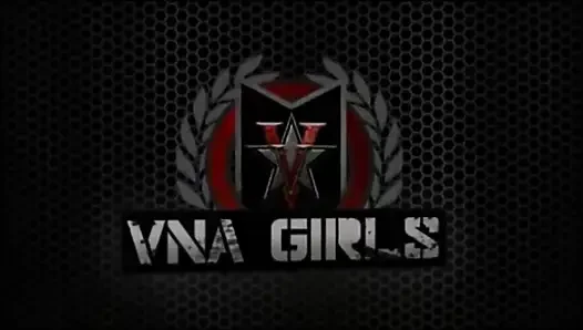Cleo memantulkan memek sempitnya ke atas dan ke bawah kontol keras besar