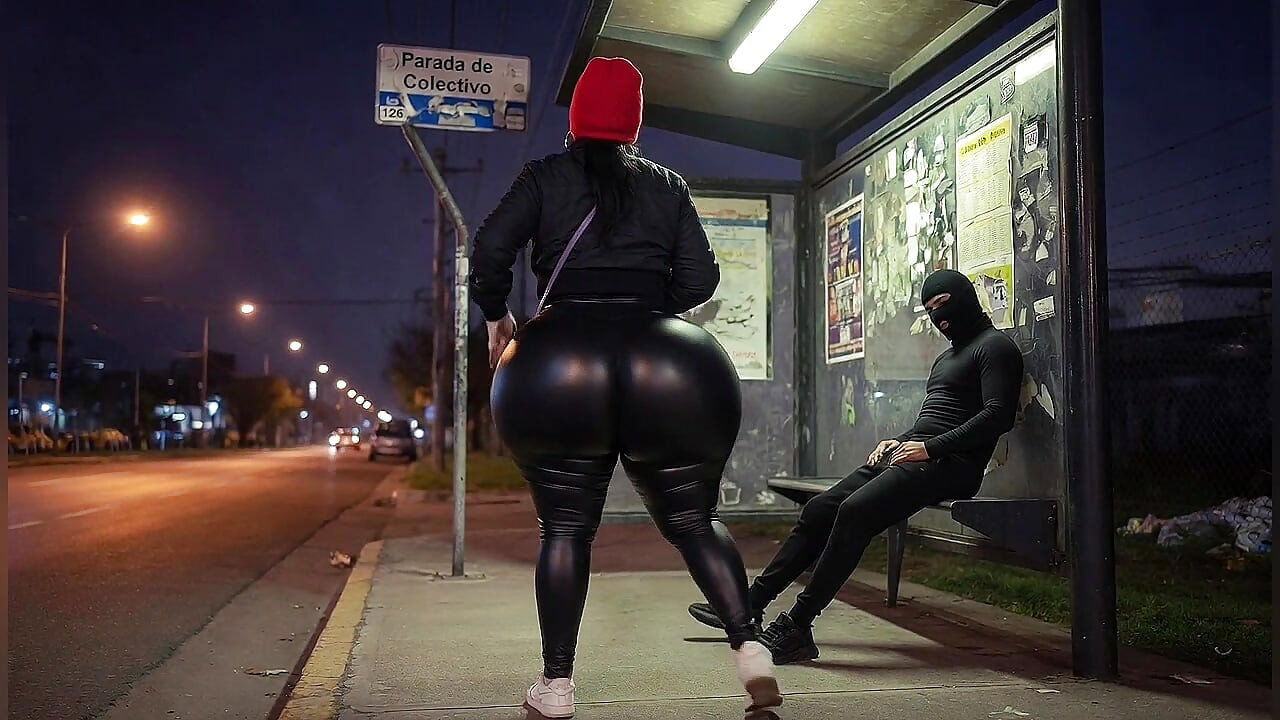 Une fille à gros cul dans un pantalon en cuir à un arrêt de bus se termine en noir