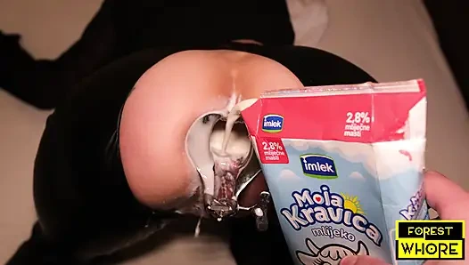 Eine verrückte show mit demütigung und einem einlauf von urin und milch