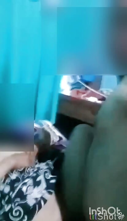 Echtes paar wird frech im wohnzimmer