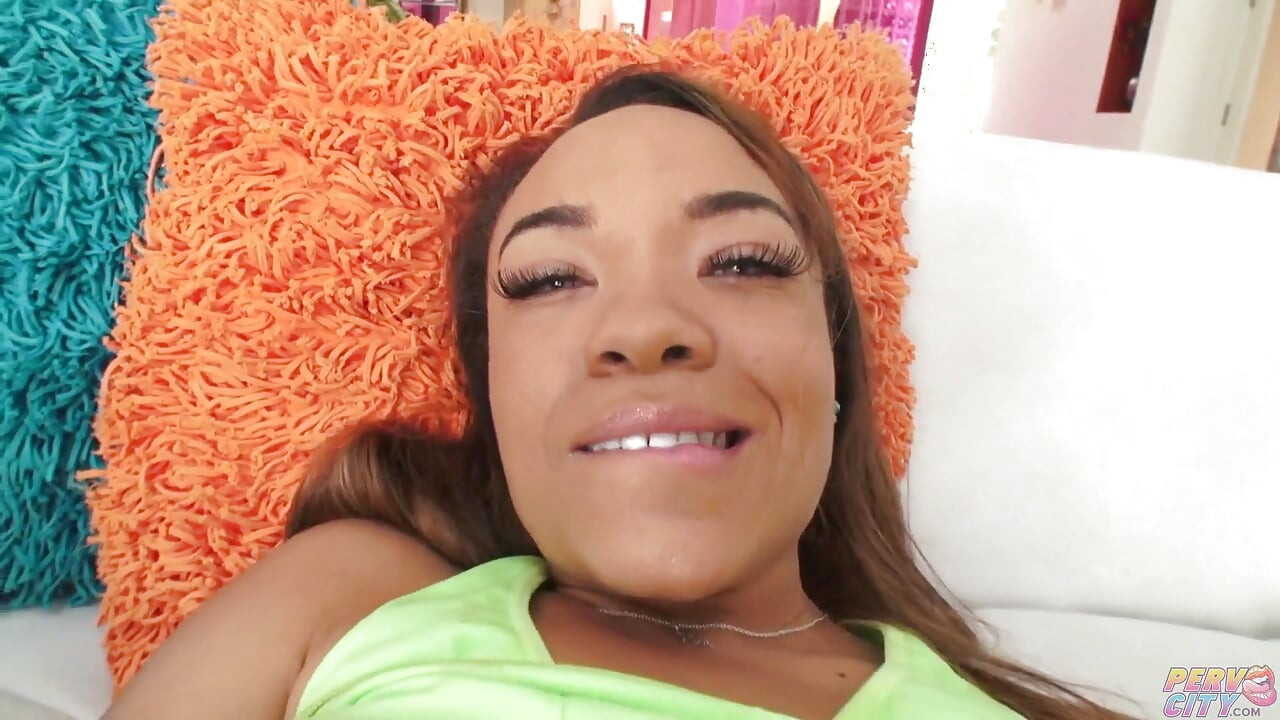 Ebony teen Jamie Marleigh masturbation