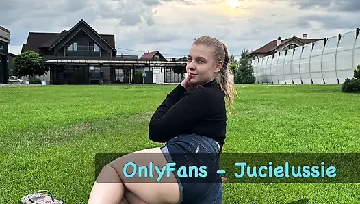 Jucielussie masturbiert in roten strümpfen und high heels