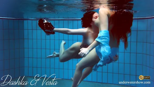 一番ホットな水中の女の子のストリップ-ダシュカとベスタ