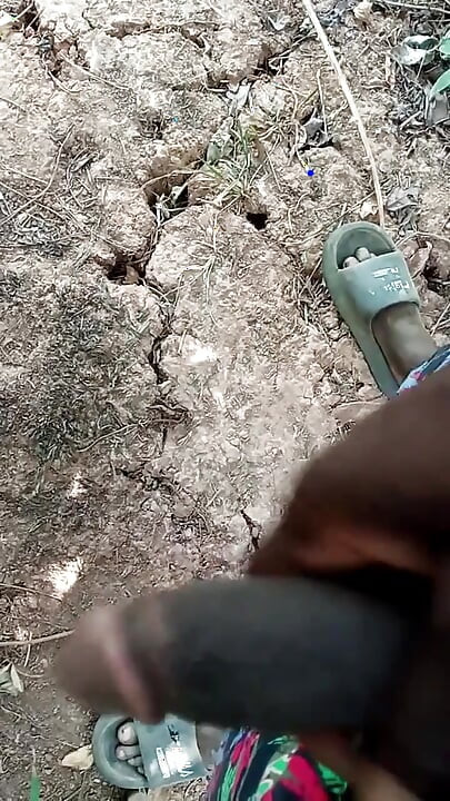 숲에서 자위하는 아프리카 소년