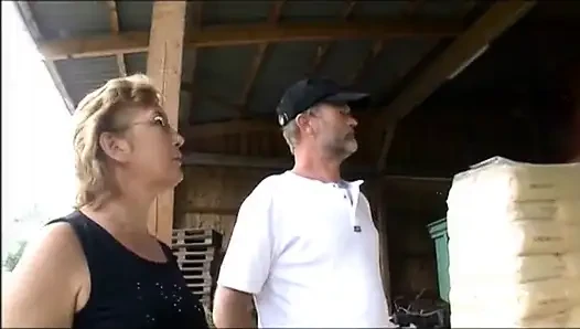 Wanita dewasa kacau di peternakan