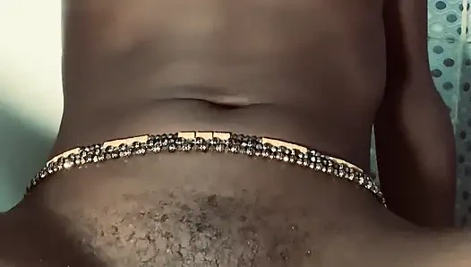 Cewek ebony panas browngurl234 menikmati saat solo di kamar mandi