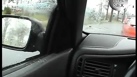 Tante bertato rambut cokelat lagi asik masturbasi dan kencing sebelum nyepong kontol nikmat