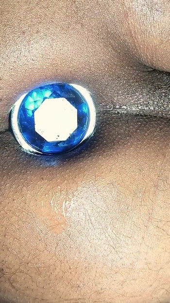 Глубокая мастурбация большого батплага крупным планом, индийское коричневое тугое розовое очко | Клип 3