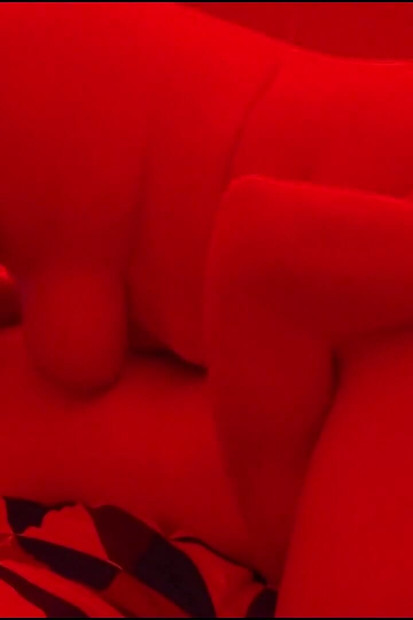 Sugând o șarjă de spermă pe o curvă mare și frumoasă cu forme