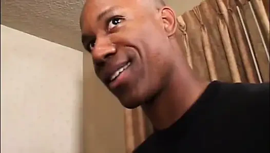 Büyük siyah penisin üzerinde güzel siyah minyon