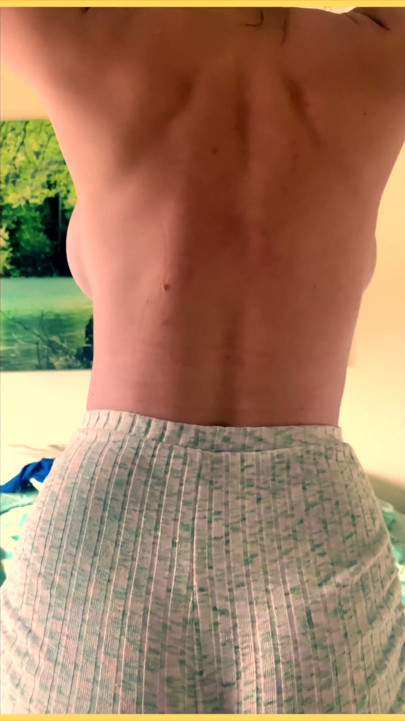 Supruga izgleda neverovatno u svojoj seksi tesnoj teretanskoj opremi | Clip 2