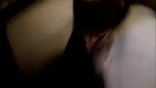 Azgın orta yaşlı seksi kadın derin yumruk sokma eyleminden çılgınca fışkırtıyor