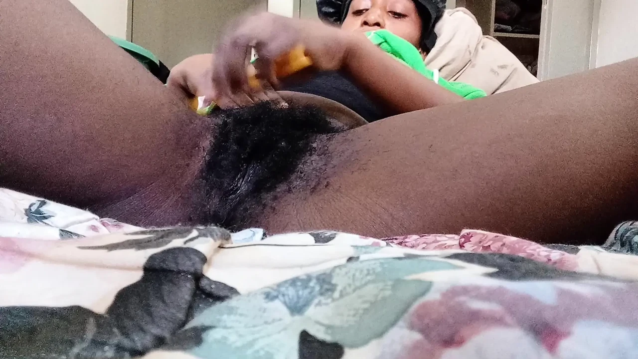 所有男人都喜欢干净的阴户，让我们刮我的阴户