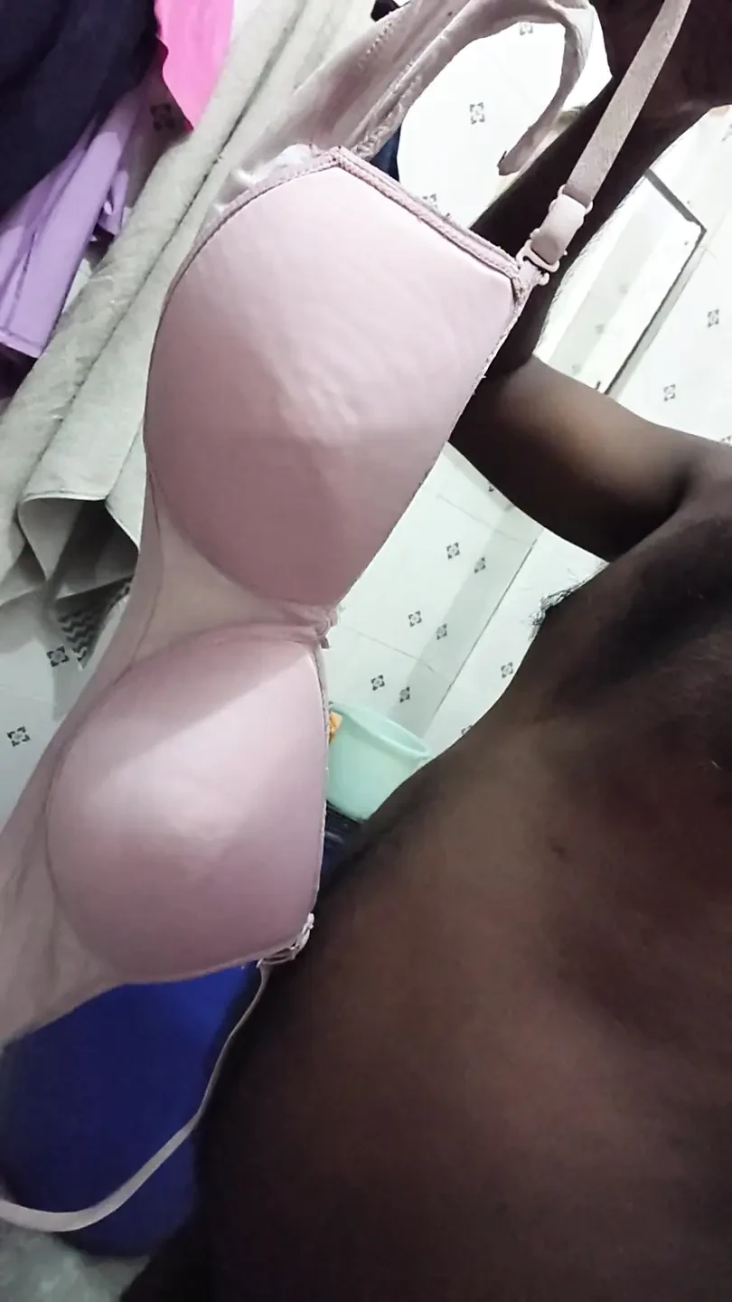Un demi-frère indien très mignon et une belle trans branlent sa bite