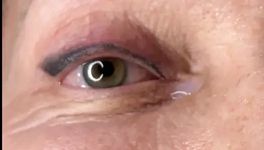 Orta yaşlı seksi kadın son derece yakın çekim göz orgazmı