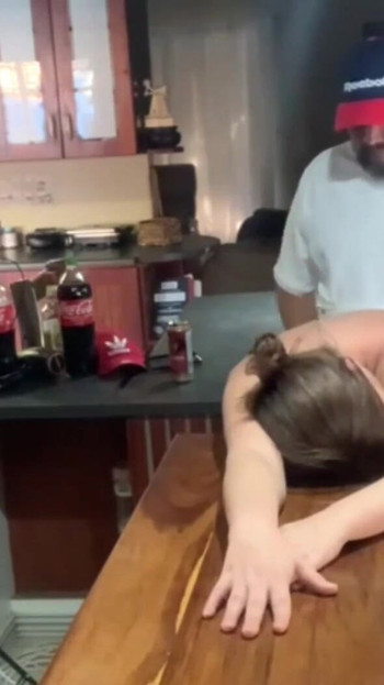 Epski trenutak od "Barlady sa savršenim sisama jebana jako na njenom baru"