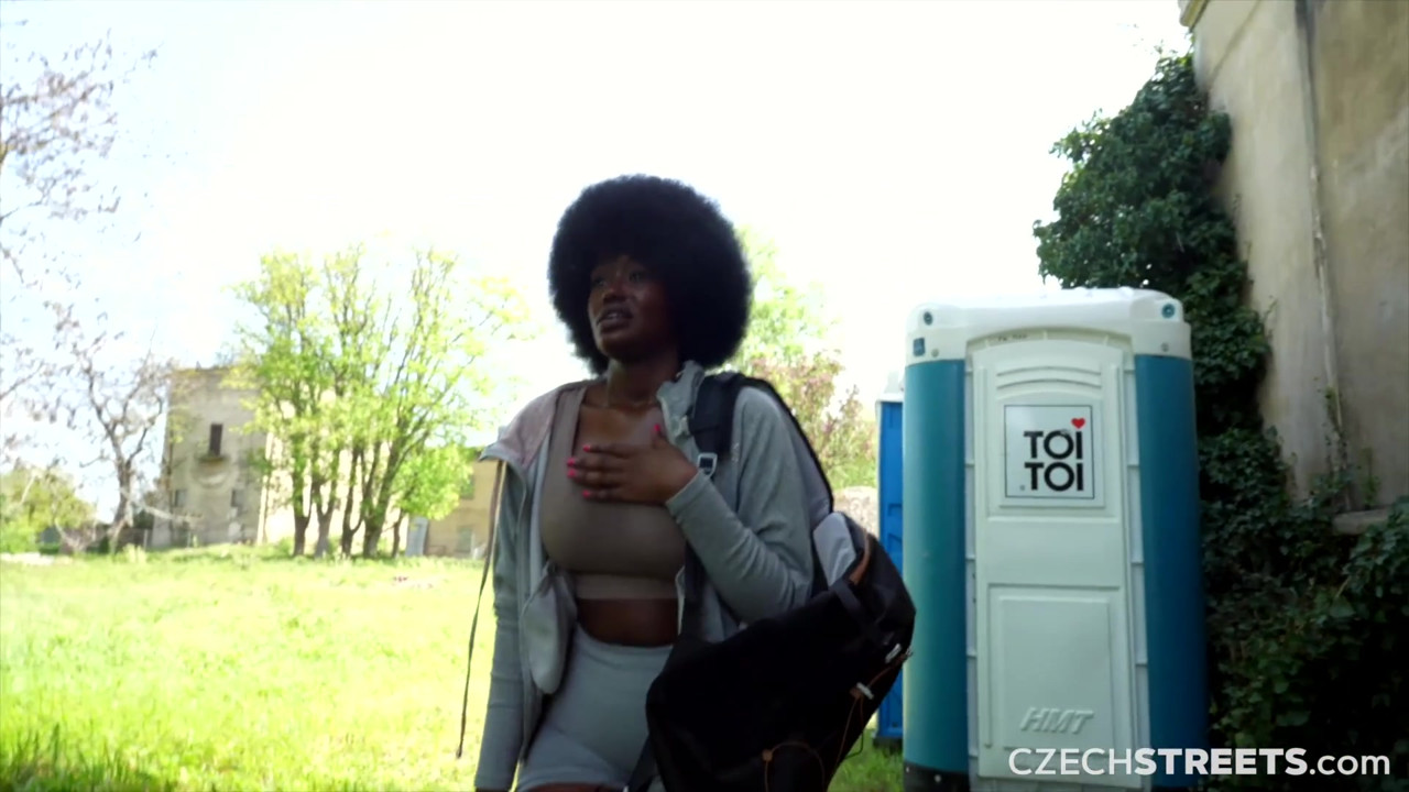 チェコの通り152:かわいい巨乳の黒人の女の子と急いで