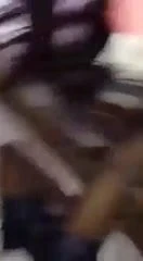La putrie s'insert la bouteille