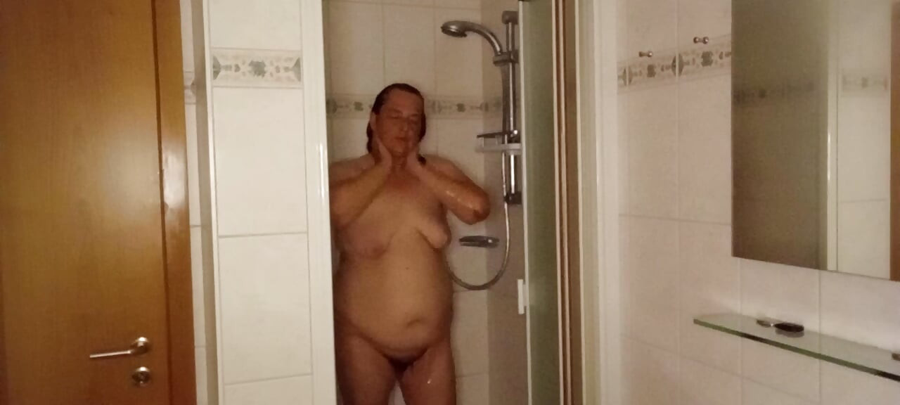 Gruba Niemiecka 53 lata pod prysznicem – gruby brzuch i obwisłe piersi