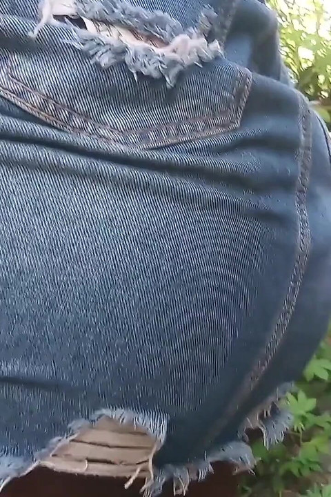 متلهفة بشدة لتبول في تنورة قصيرة في الهواء الطلق