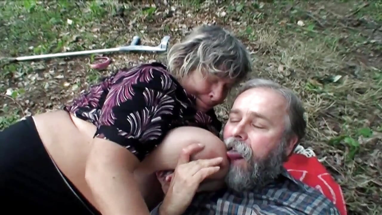 Young naughty teen spies an old couple fucking in the countryside