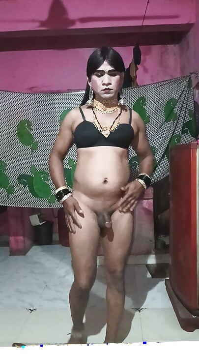 Madhuri bhabhi apni gand me do egg dalikali sari pehenkar