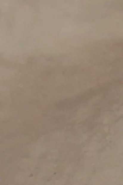 شاب بزب كبير لديه هزة جماع ثلاثية في المرآة.