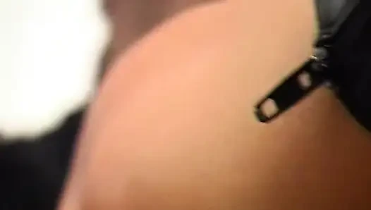 Leoparden-MILF wird von geilen hengsten im wilden gangbang tief gefistet