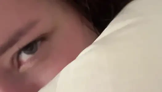 Aku merekam video seks kami di depan kamera selfie