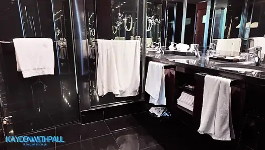 Büyük götlü Arjantinli bebek büyük yarak emdikten sonra sert sikişiyor. Kaydenwithpaul