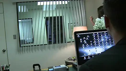 Ofis kızı asistan patronu tarafından sikiliyor