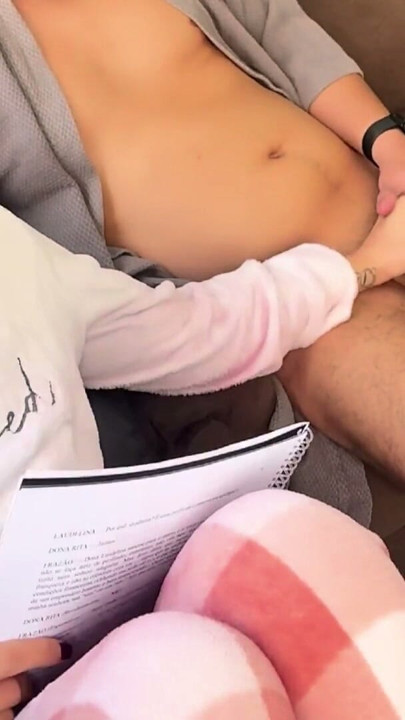 Üvey kızı ona mastürbasyon yapıyor ve her şeyi yutana kadar ağzına alıyor. | Klip 1