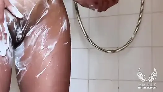 Интимный душ и гладкое бритье киски — мокрая и лысина
