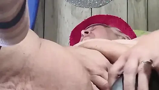 Cewek sange ini cuma bisa dientot sama besar pria kulit hitam seharian!