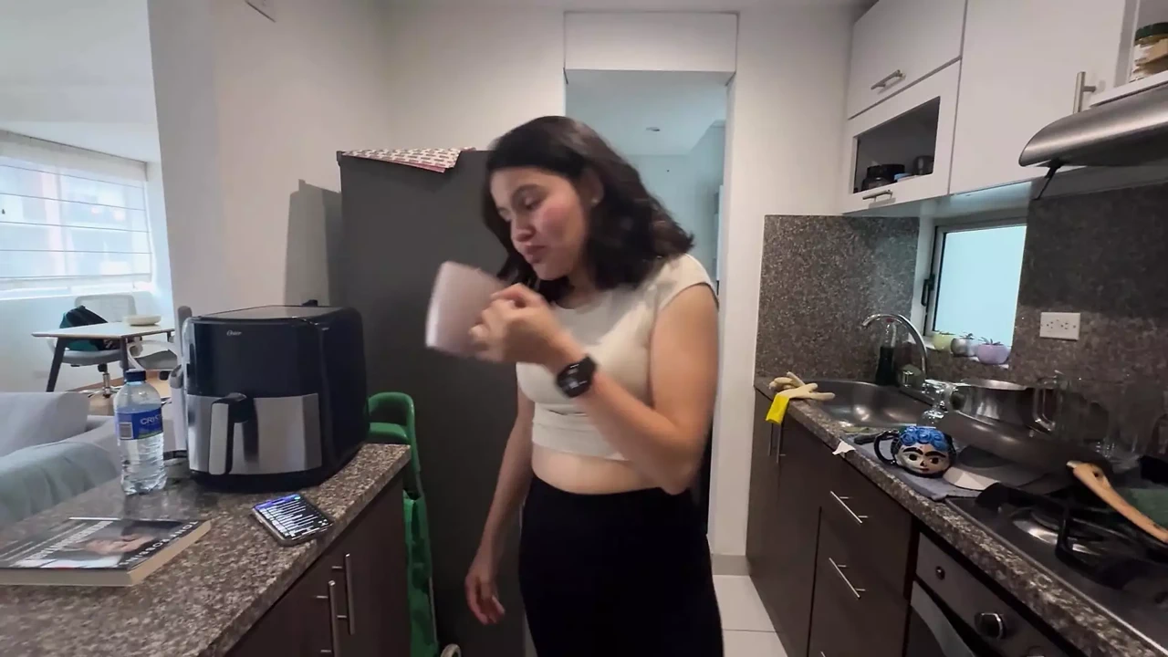 我觉得很饥渴，决定记录自己，看自己有喷水，因为我的感觉是多么出色。