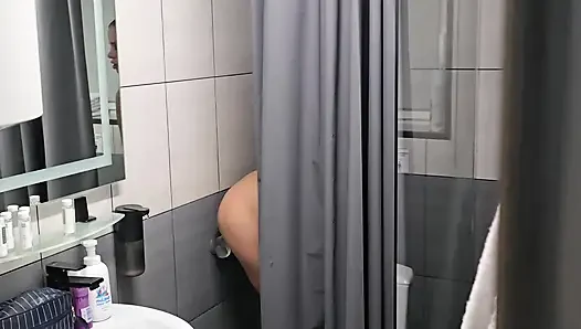 Tetangga kamar asrama ngentot dirinya sendiri dengan dildo. Aku memberinya penisku.